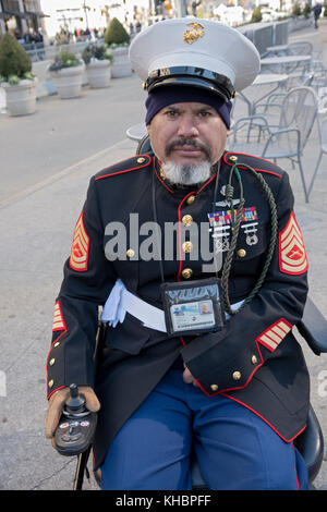 Stellen Portrait von einem Irak-krieg Veteran, der während seines Dienstes verletzt wurde. Am Veterans Day Parade in New York City. Stockfoto