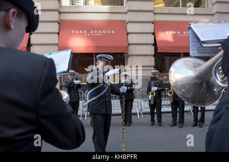 Eine Marine Band Praktiken in einer Seitenstraße vor der Veterans Day Parade in New York City. Stockfoto