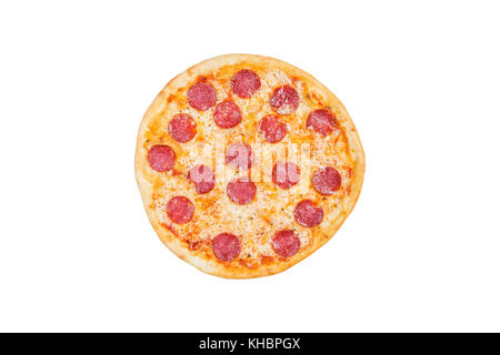 Frische klassische Pepperoni pizzai auf weißem Hintergrund isoliert. Ansicht von oben. Stockfoto