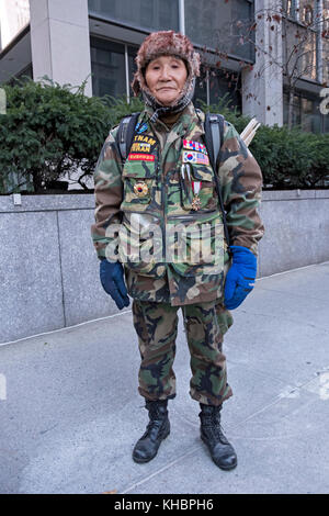 Eine koreanisch-amerikanischen Vietnam Krieg Veteran posierte für ein Portrait des Veterans Day Parade in New York City. Stockfoto