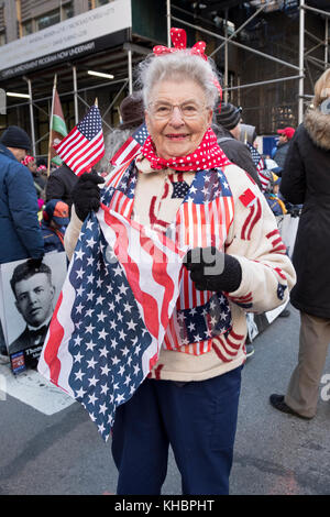 Porträt einer 92-jährigen Frau, die im Zweiten Weltkrieg Kriegsflugzeuge für Boeing baute Bei der Veteran's Day Parade in New York City. Stockfoto