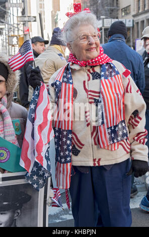 Porträt einer 92 Jahre alten Frau, die bult Kampfflugzeuge für Boeing während des Zweiten Weltkrieges. Am Veterans Day Parade in New York City. Stockfoto