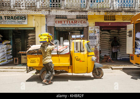 Ein Mann in Spice Viertel arbeiten, Kochi, Kerala, Indien Stockfoto