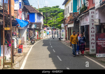 Eine verkehrsreiche Straße in Mattancherry, Fort Cochin, Indien Stockfoto