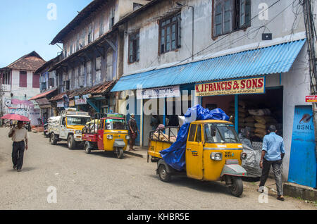 Menschen im Spice Viertel, Fort Cochin, Kerala, Indien Stockfoto