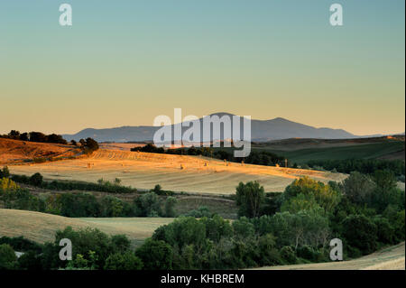 Italien, Toskana, Crete Senesi, Landschaft und Monte Amiata Stockfoto