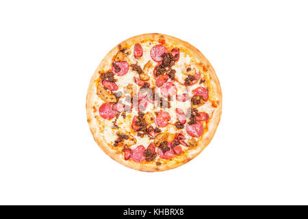Leckere Pizza Fleisch Mischung mit geräucherter Wurst, Geflügel, Hackfleisch, und Peperoni auf weißem Hintergrund isoliert. Ansicht von oben. Stockfoto