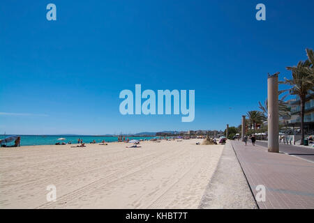 Palma de Mallorca, Balearen, Spanien - 25. Mai 2017: Menschen auf Playa de Palma Beach an einem sonnigen Frühlingstag am 25. Mai 2017 in Palma de Mallorca, Stockfoto