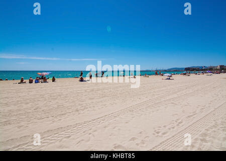 Palma de Mallorca, Balearen, Spanien - 25. Mai 2017: Menschen auf Playa de Palma Beach an einem sonnigen Frühlingstag am 25. Mai 2017 in Palma de Mallorca, Stockfoto