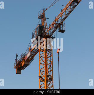 Turmdrehkran im Abendlicht bei großen Baustelle an der New Cambridge district Eddington, Cambridgeshire, England, UK. Stockfoto