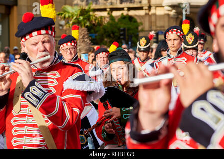 San Sebastian, Spanien - 31. August 2017. schottische Truppen spielen Flöte und Dudelsack in tamborrada, die drum Parade der Tag, den Alliierten ein zu gedenken. Stockfoto