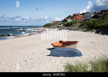 Boote auf White Sand Beach und die Stadt hinter, Tisvilde, Kattegat Coast, Neuseeland, Dänemark, Europa Stockfoto