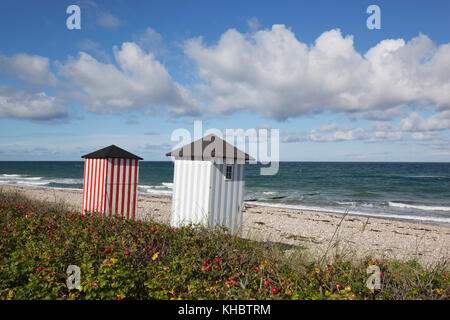 Bunten Badekabinen am Kieselstrand mit blauem Meer und Himmel mit Wolken, Rageleje, Kattegat Coast, Neuseeland, Dänemark, Europa Stockfoto