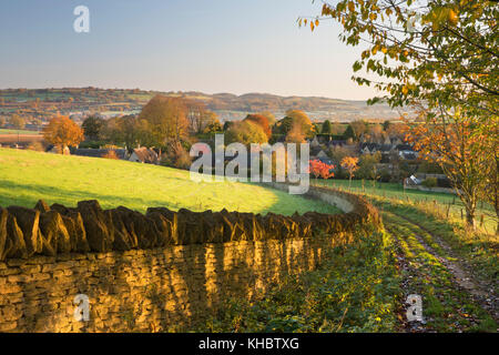 Cotswold Trockenmauer und Fußweg hinunter zum Dorf breiten Campden auf Herbst morgen führenden, breiten Campden, Cotswolds, Gloucestershire, England Stockfoto