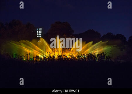 Licht und Wasser auf der Brunnen in der Nacht, Planten un Blomen, Hamburg, Deutschland, Europa Stockfoto