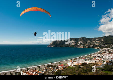 Paragliding an der Costa Tropical Coast, La Herradura, Provinz Granada, Andalusien, Spanien Stockfoto