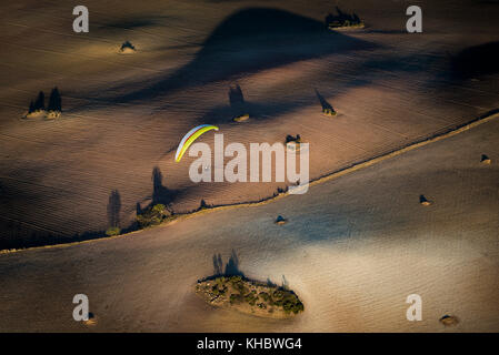 Paragliding über Felder, in der Nähe von Algodonales, Andalusien, Spanien Stockfoto