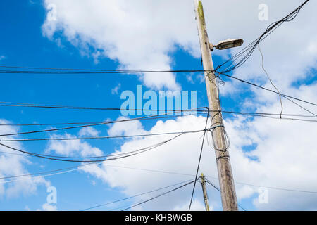 Viele Strom- Kabel auf einer hölzernen utility Pole mit einem leichten, Nottingham, England, Großbritannien Stockfoto