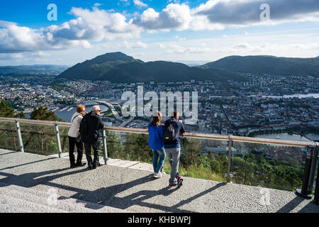 BERGEN, NORWEGEN - JUNI 15,2017: Aussichtspunkt Bergen ist eine Stadt und Gemeinde in Hordaland an der Westküste Norwegens. Bergen ist das zweitgrößte Stockfoto