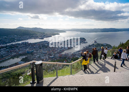 BERGEN, NORWEGEN - JUNI 15,2017: Aussichtspunkt Bergen ist eine Stadt und Gemeinde in Hordaland an der Westküste Norwegens. Bergen ist das zweitgrößte Stockfoto