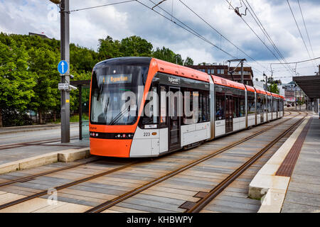 BERGEN, NORWEGEN - JUNI 15,2017: Bergen Light Rail Bybanen . Die Linie der Bergener Straßenbahn wurde 2011 als die beste der Welt ausgezeichnet. Stockfoto