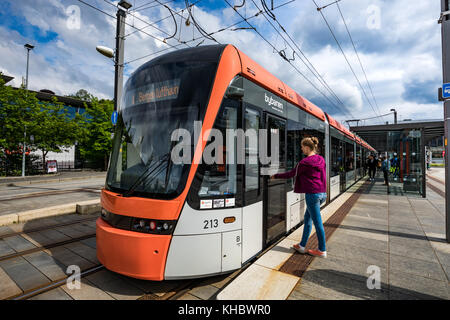 BERGEN, NORWEGEN - JUNI 15,2017: Bergen Light Rail Bybanen . Die Linie der Bergener Straßenbahn wurde 2011 als die beste der Welt ausgezeichnet. Stockfoto