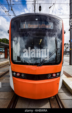 BERGEN, NORWEGEN - JUNI 15,2017: Bergen Light Rail Bybanen . Die Linie der Bergener Straßenbahn wurde 2011 als die beste der Welt ausgezeichnet. Stockfoto