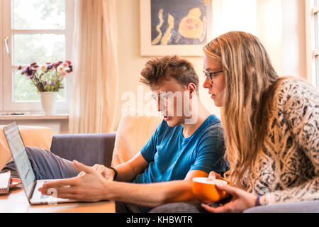 Zwei Studierende vor dem Laptop sitzen, Lernen am Computer, München, Deutschland Stockfoto