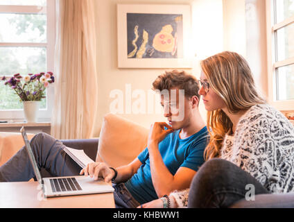 Zwei Studierende vor dem Laptop sitzen, Lernen am Computer, München, Deutschland Stockfoto