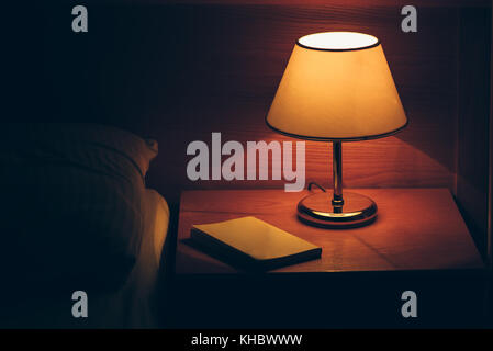 Vintage Lampe auf Nacht Tabelle im Hotel Zimmer im Retrostil Schlafzimmer Innenraum. Stockfoto