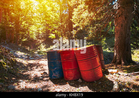 Von toxischen Abfällen Fässer im Wald, Umwelt und Ökologie Stockfoto