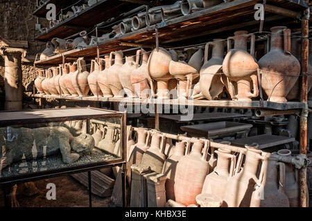 Artefakte und einem Körper aus den Römischen Ruinen von Pompeji in der Nähe von Neapel und Mt. Vesuv, Kampanien, Italien. Stockfoto