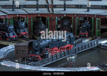 Spielzeugzug, Tender Lokomotive auf Drehscheibe mit Ringmotorschuppen, Märklin HO, Nachbau der Baureihe 85 007 des Deutschen Stockfoto