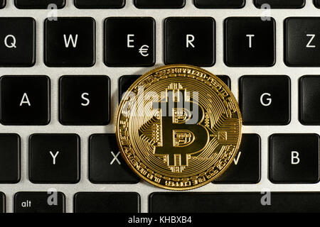 Symbol Bild digitale Währung, Gold physischen Münze bitcoin auf der Tastatur Stockfoto