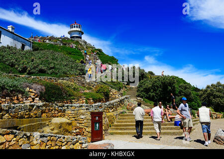 Touristen am Aussichtspunkt mit Leuchtturm, Cape Point, das Kap der Guten Hoffnung, den Table Mountain National Park, Cape Peninsula Stockfoto