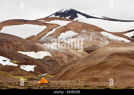 Ein Zelt auf einem schneebedeckten Rhyolith-Berg, Hochtemperatur-Bereich Hveradalir, Kerlingarfjöll, Insel Stockfoto