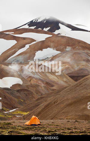 Ein Zelt auf einem schneebedeckten Rhyolith-Berg, Hochtemperatur-Bereich Hveradalir, Kerlingarfjöll, Insel Stockfoto