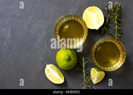 Tequila shot mit Kalk Stockfoto