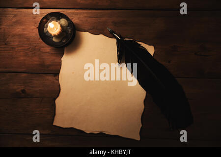 Altes Papier und Feder im Kerzenschein. top View Stockfoto