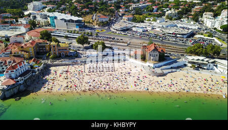 Antenne Sommer Blick auf Leute Spaß am Strand von Cascais in Portugal Stockfoto