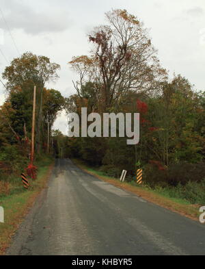 Bild einer Straße zurück, schlängelt sich durch die Landschaft hier in New York. Stockfoto