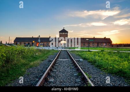 OSWIECIM, POLEN - 29. JULI 2017: Haupttor des Konzentrationslagers Auschwitz Birkenau in Oswiecim, Polen. Stockfoto