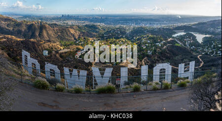 Panoramablick von Los Angeles Grafschaft von hinter der Welt berühmte Hollywood Schild Stockfoto
