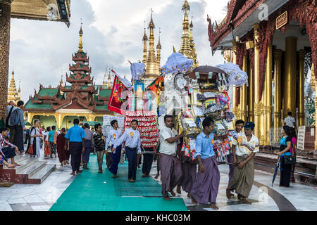 Buddhisten mit Opfergaben in der Shwedagon Pagode in Yangon oder Rangun, Myanmar, Asien | buddhsits Durchführung Angebote, Shwedagon Pagode in Yangon Stockfoto