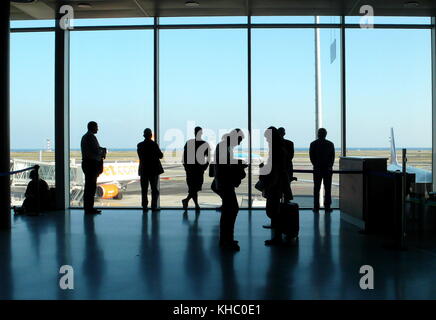 AJAXNETPHOTO. Oktober, 2017 Nizza, Frankreich. - COTE D'AZUR Flughafen - Passagiere erwarten FLUGZEUG BOARDING IN TERMINAL 2. Foto: Caroline Beaumont/AJAX REF: 171410 90069 Stockfoto