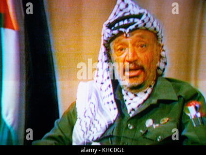 AJAXNETPHOTO. 1993. PARIS, Frankreich. - PLO-Chef auf TV-PALÄSTINENSISCHEN BEFREIUNG LEADER Yasser Arafat, DIE AUF DAS FERNSEHEN. Foto: Jonathan Eastland/AJAX REF: 1993 12 1 Stockfoto