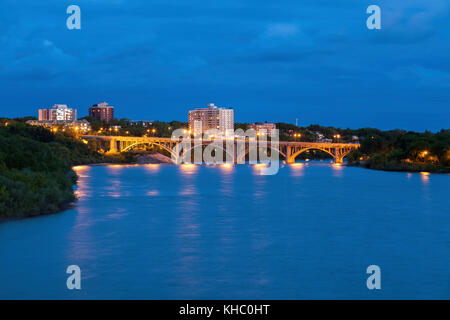 Brücke in saskatoon am Abend. Saskatoon, Saskatchewan, Kanada. Stockfoto