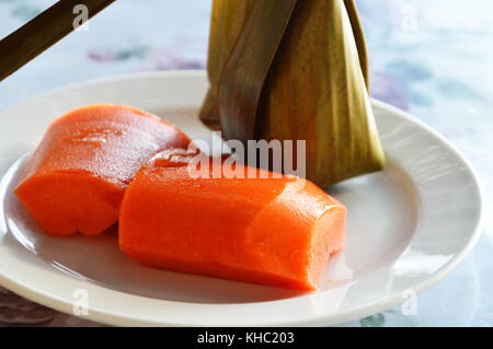 Thai coconut Munchkin und Papaya auf Platte Stockfoto