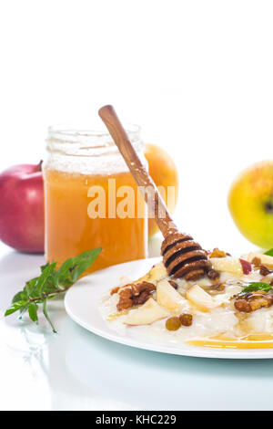 Süße Milch Haferflocken mit Äpfeln, Nüssen und Honig auf weißem Hintergrund Stockfoto