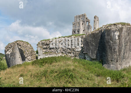 Ein Teil der Ruinen der der alten Befestigungsanlagen und Verteidigung von Corfe Castle in Devon. Diese Eigenschaft ist im Besitz des National Trust verwaltet Stockfoto